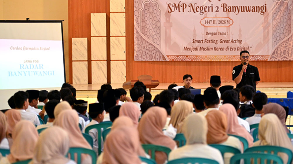 KOMUNIKATIF: Narasumber dari Jawa Pos Radar Banyuwangi Salis Ali menyampaikan metari bijak bermedsos kepada para siswa SMPN 2 Banyuwangi, Rabu (4/3).