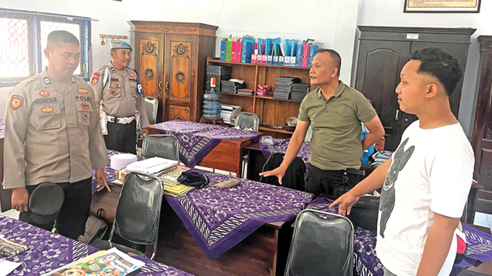 OLAH TKP: Anggota Unit Reskrim Polsek Genteng melakukan olah tempat kejadian perkara pencurian laptop di SDN 1 Karangdoro.