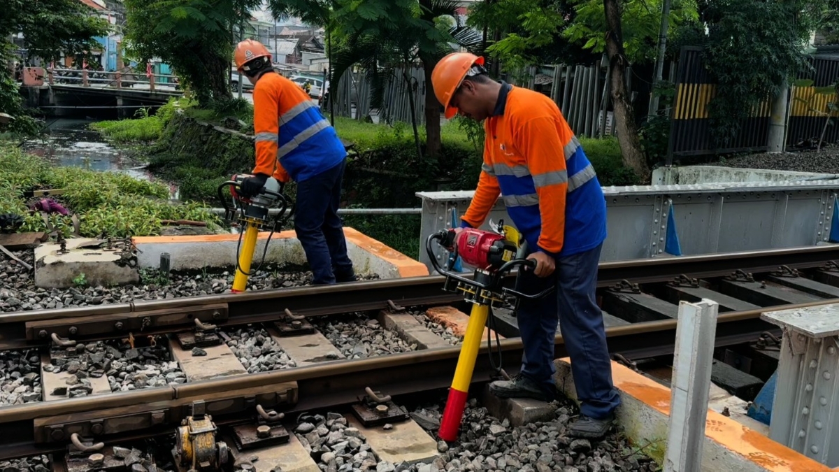 KAI Daop 8 Surabaya siapkan 1.013 personel dan perkuat pengawasan rel dan jembatan.