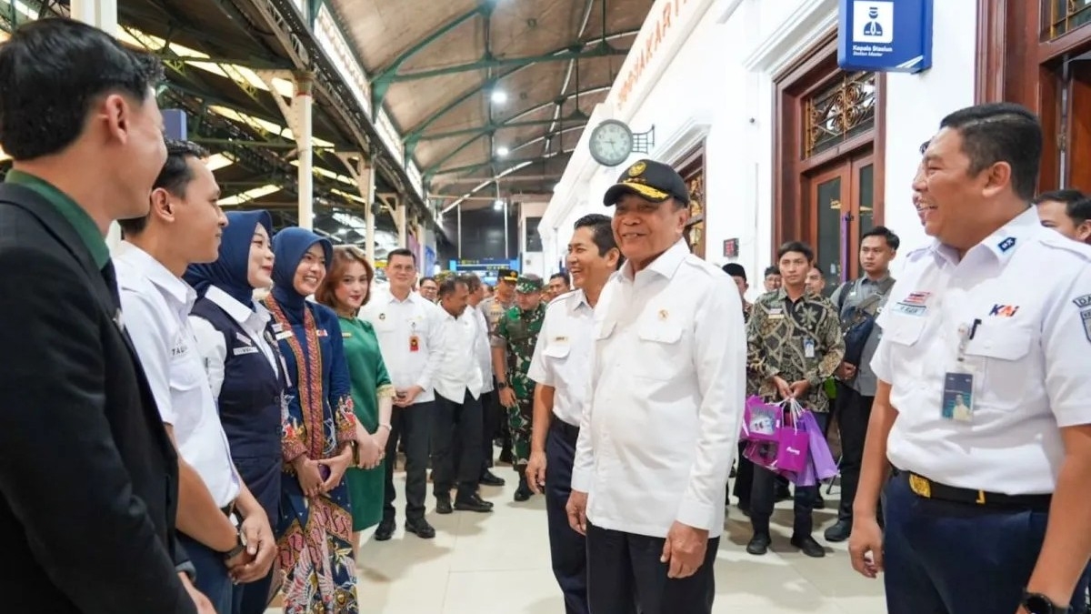 Menko Polkam tinjau YIA dan Stasiun Tugu jelang Lebaran 2026.