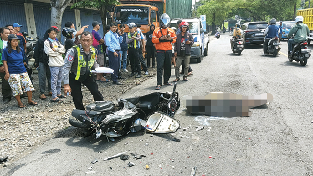 Petugas Unit Lantas Polsek Rogojampi melakukan olah tempat kejadian perkara kecelakaan lalu lintas di Jalan Raya Desa Karangbendo, Rogojampi, Banyuwangi, Rabu (4/3).