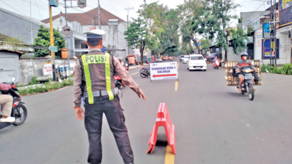 DIUBAH: Jalan utama menuju Pasar Rogojampi dialihkan saat menjelang waktu berbuka puasa, Rabu (4/3).
