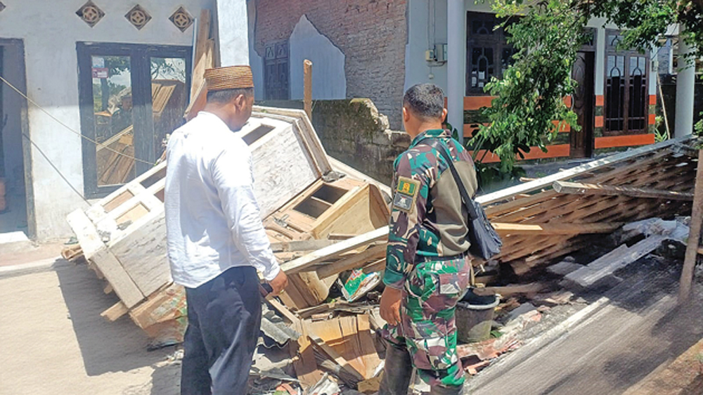 RUSAK: Atap rumah dan warung milik warga Desa Tembokrejo, Kecamatan Muncar, roboh diterpa angin kencang, Kamis (5/3).