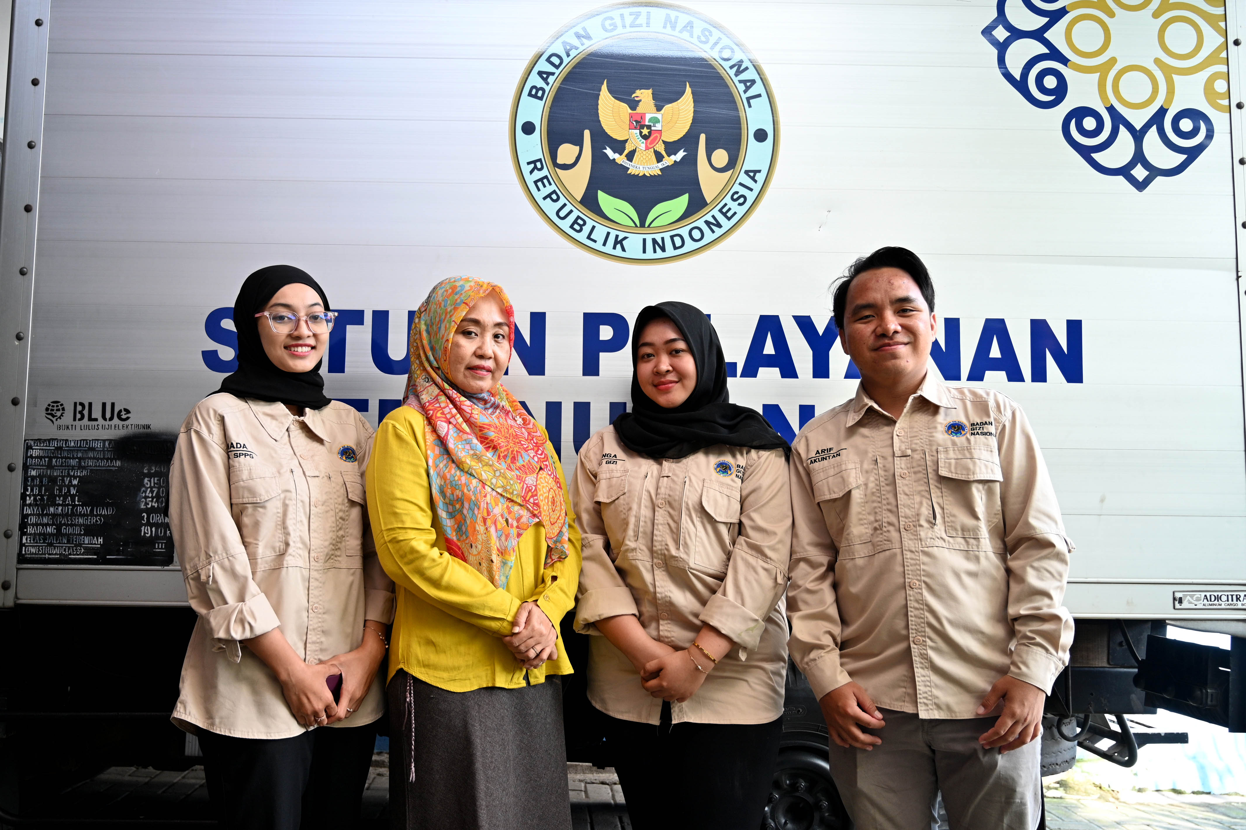 SALING SUPPORT: Kepala SPPG Sumberrejo Alfaini Zulfa Nada  (kiri) bersama PIC MBG SMKN 1 Banyuwangi Polin (dua dari kiri) berfoto bersama usai penyerahan distribusi makanan.