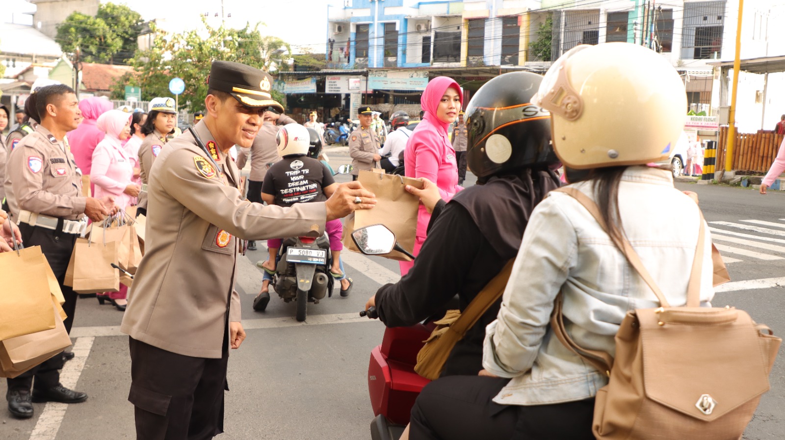 Polresta Banyuwangi bagikan ratusan takjil lewat Ngrandu Buko Ramadan.