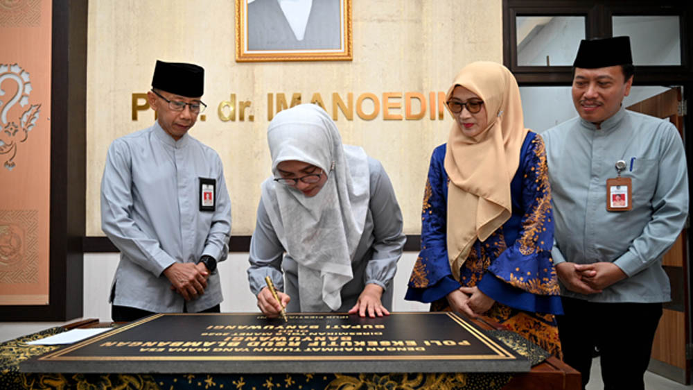 Bupati Ipuk Fiestiandani didampingi Sekda Guntur Priambodo, Plt Direktur RSUD Blambangan dr Siti Asiyah Anggraini, dan Kadinkes Amir Hidayat membubuhkan tanda tangan di atas prasasti.