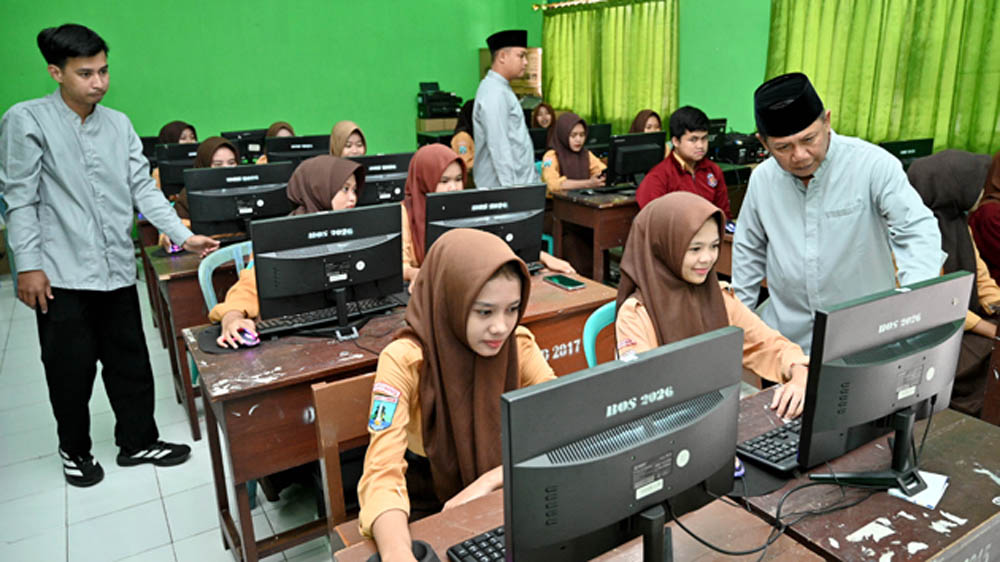 DIAWASI GURU: Siswa SMPN 4 Banyuwangi mengerjakan soal-soal TKA dalam try out yang digelar di sekolah setempat, Jumat (6/7).