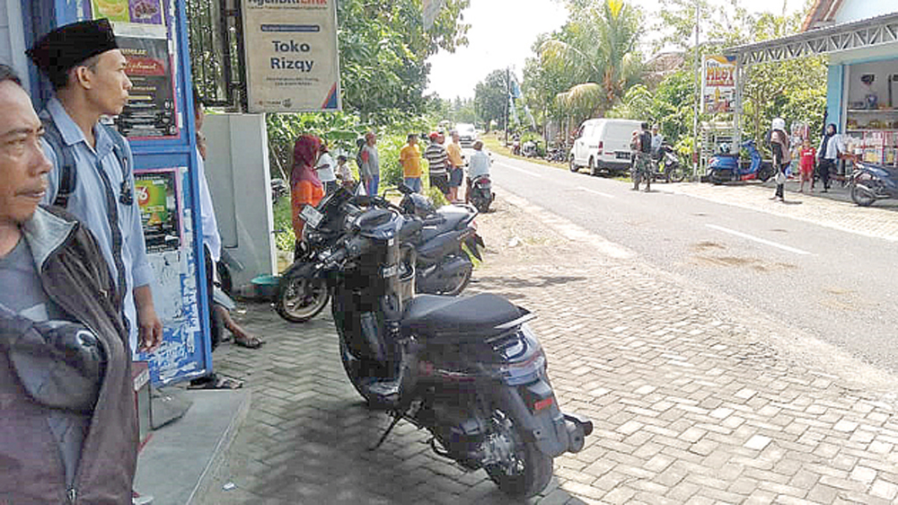 Warga bergerombol di sekitar lokasi kecelakaan lalu lintas antara sepeda motor vs mobil Gran Max di Desa Kaliploso, Kecamatan Cluring pada Rabu (4/3).