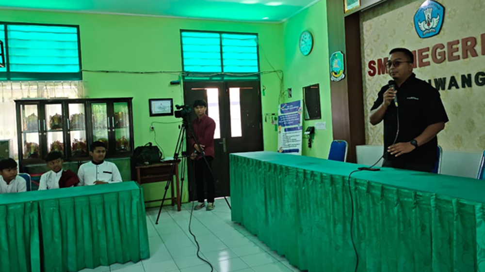 Puluhan siswa SMPN 4 Banyuwangi menerima materi dari narasumber asal Jawa Pos Radar Banyuwangi Fredy Rizki, Jumat (6/3).