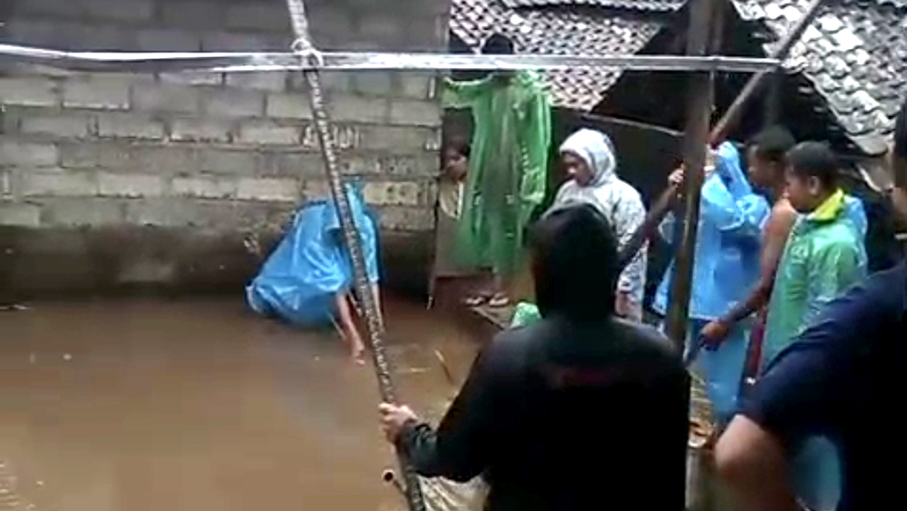 DEBIT AIR NAIK: Warga Dusun Sumberwatu, Desa Tamansari, Licin, keluar rumah setelah tempat tinggalnya terendam banjir, Rabu (4/3).