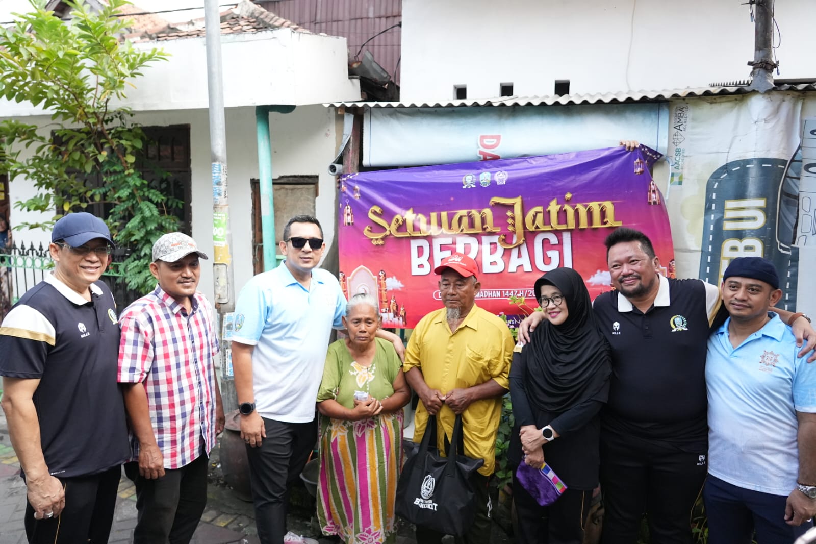 Sekretariat DPRD Jatim bagikan 250 sembako ke warga Krembangan Surabaya.