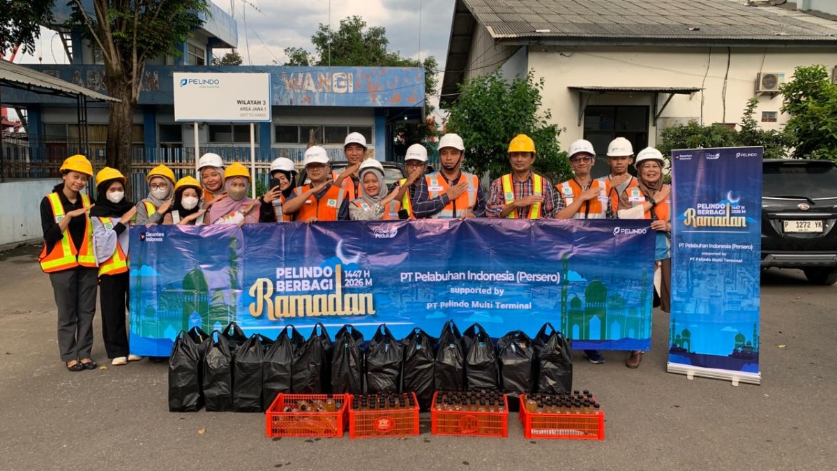 Pelindo Tanjung Wangi bagi 7.800 paket takjil dan 5.200 sembako di Ramadan.