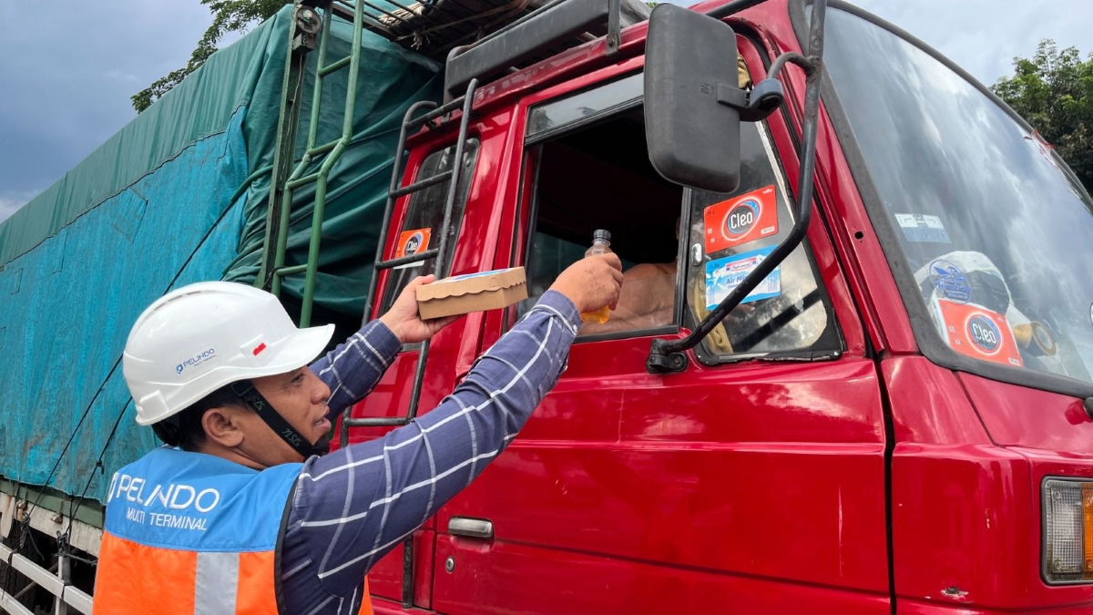 Pelindo Tanjung Wangi bagikan 7.800 takjil dan 5.200 sembako.