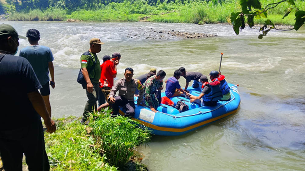 Bocah 7 tahun di Banyuwangi terseret arus Sungai Pengondangan saat mandi. Korban ditemukan meninggal 5,5 km dari lokasi setelah pencarian SAR.