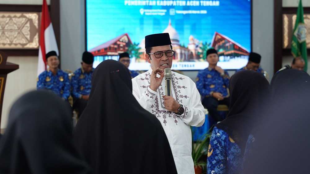 Bupati Aceh Tengah Haili Yoga melantik 142 PPPK paruh waktu susulan. Peserta yang tidak hadir dipastikan tidak menerima SK.