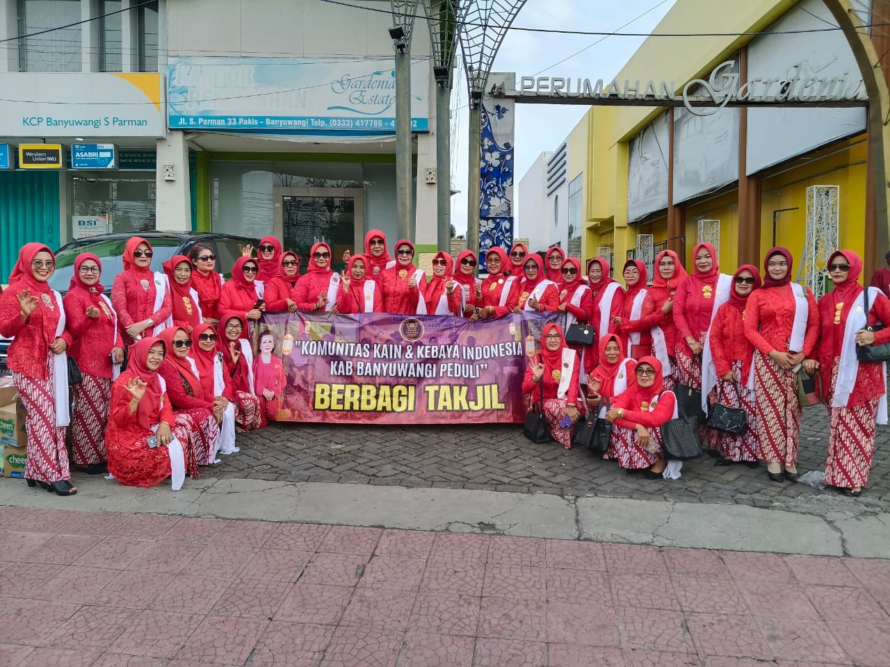 RUTIN TAHUNAN: KKI Banyuwangi berfoto bersama saat kegiatan pembagian takjil serta sarung kepada tukang becak dan ojek. Takjil juga diberikan kepada pengendara lain.