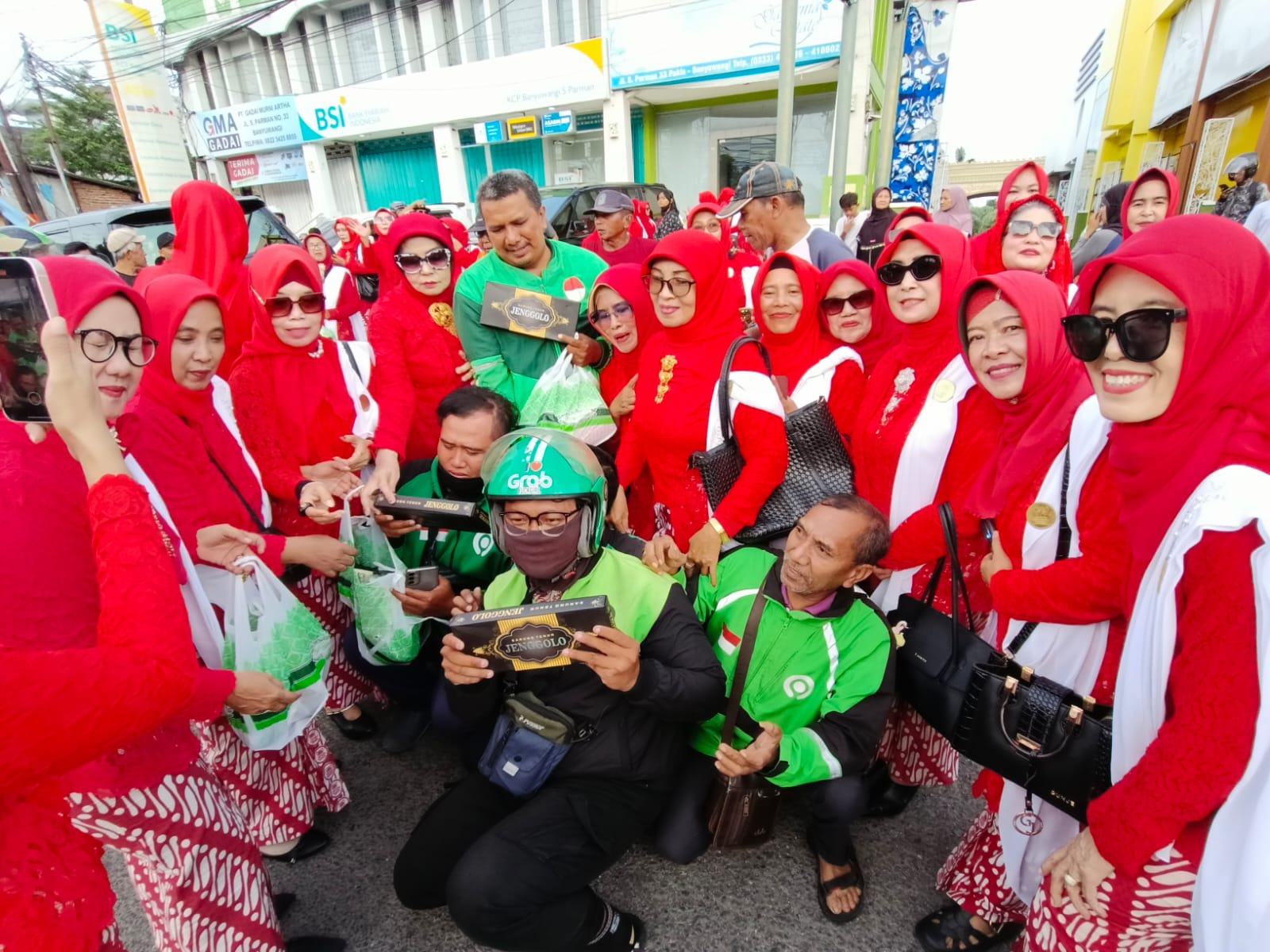 JARING PAHALA: pengemudi ojol juga mendapatkan takjil dan sarung untuk Idul Fitri.
