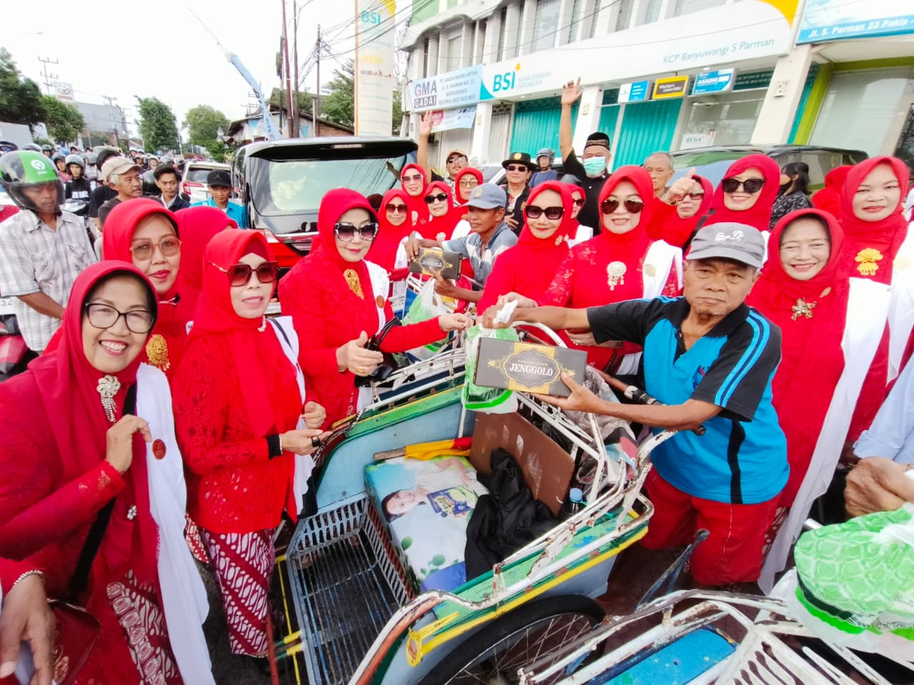 MOMEN BERKAH: Ketua KKI Banyuwangi Dr Hj Sukanti Swastikawati SH MM bersama para anggota membagikan takjil dan sarung kepada tukang becak pada Sabtu (7/3).