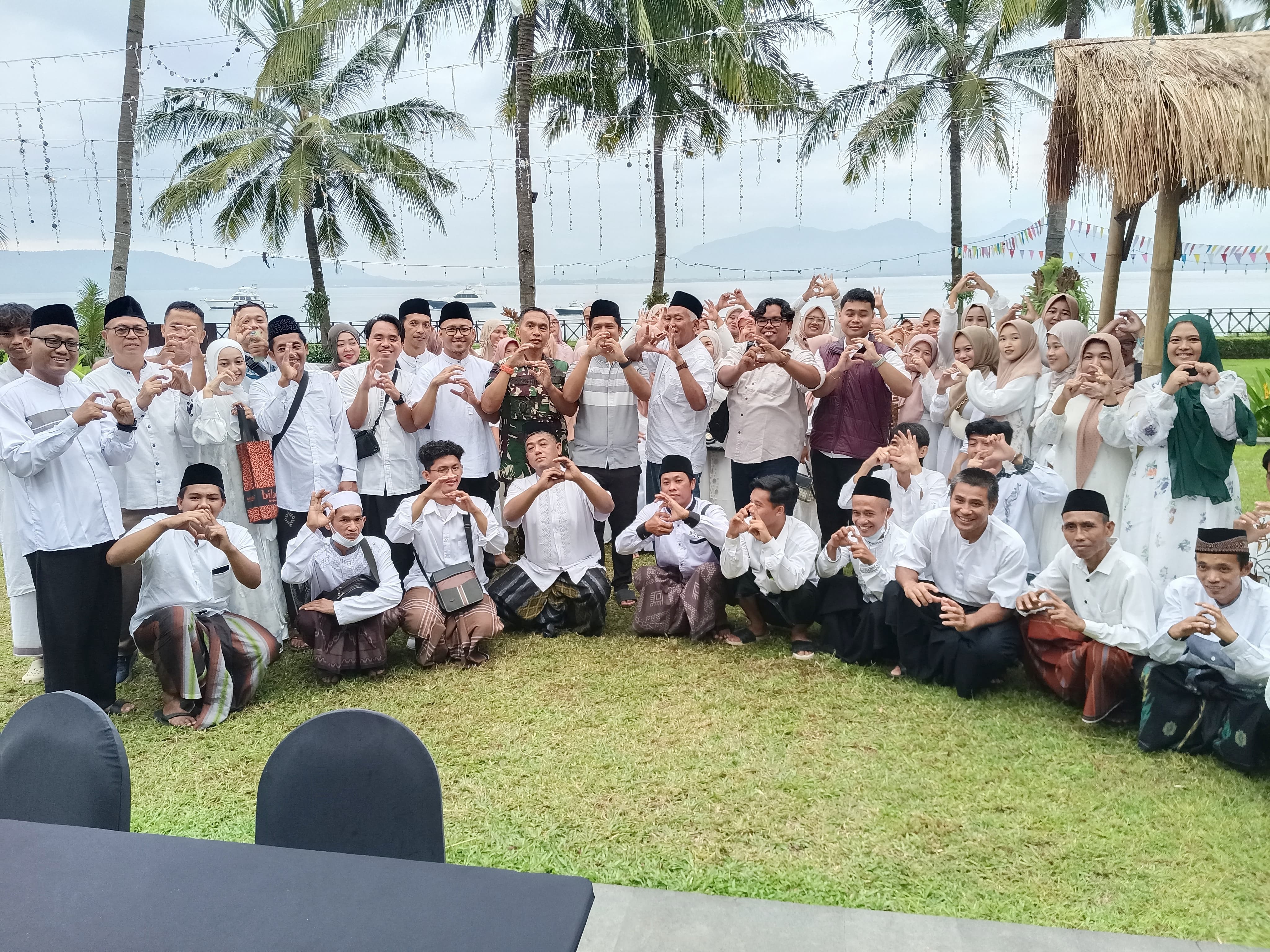 Keluarga besar SPPG Sumberrejo, Pakis, Banyuwangi, menjalin silaturahmi dengan berbuka bersama di Resto Ketapang Indah Hotel Banyuwangi, Minggu (8/3/2026).