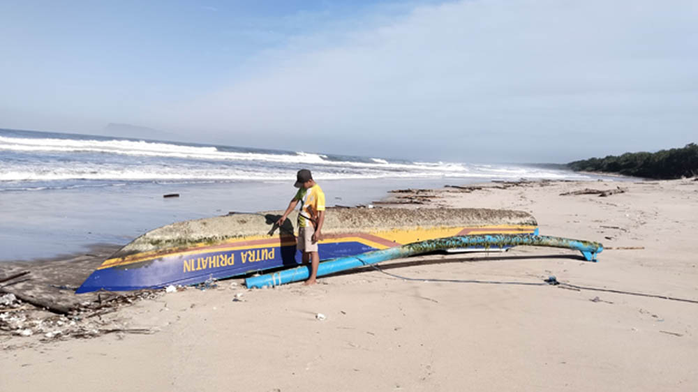 TERDAMPAR: Perahu Jukung tanpa pemilik ditemukan di Pantai Triangulasi masuk wilayah Taman Nasional Alas Purwo, Jumat (6/3).