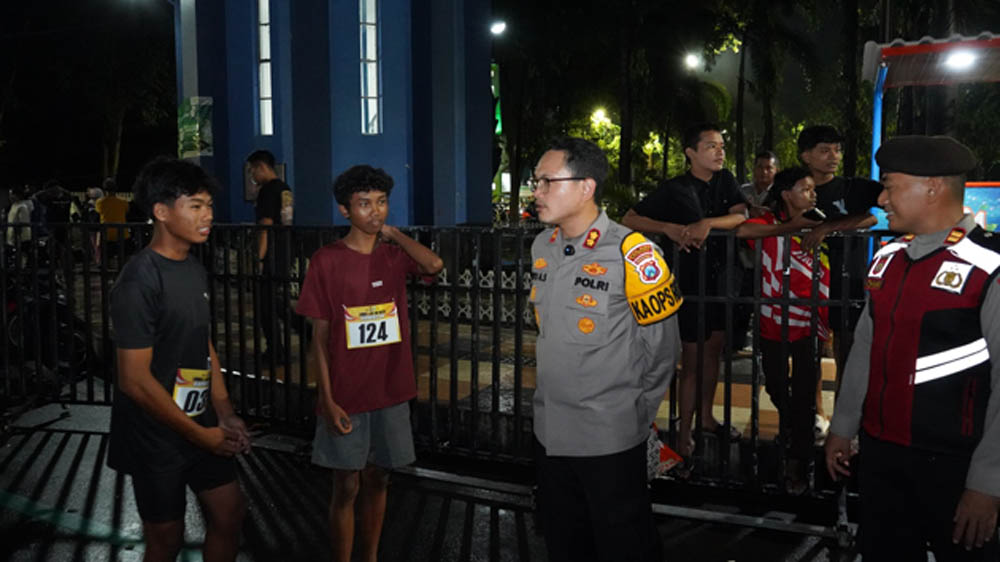 Kapolres Situbondo AKBP Bayu Anuwar Sidiqie memberikan arahan kepada peserta lomba lari 100 meter di alun-alun Situbondo, Jumat malam (6/3).