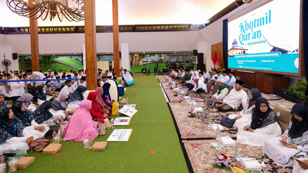 MOMEN KEAGAMAAN: Peringatan Nuzulul Qur&rsquo;an berlangsung khidmat di Pendapa Sabha Swagata Blambangan, Jumat malam (6/3).