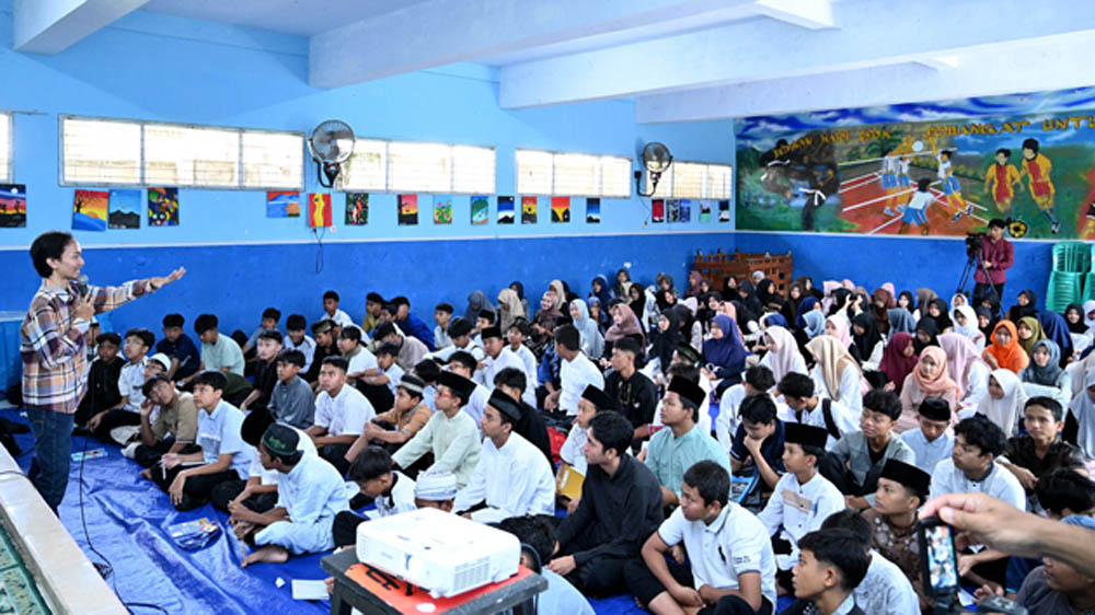 PEMBINAAN KARAKTER: Lugas Rumpakaadi menyampaikan materi bijak bermedsos dalam kegiatan Pondok Ramadan di SMPN 5 Banyuwangi, Sabtu (7/3).