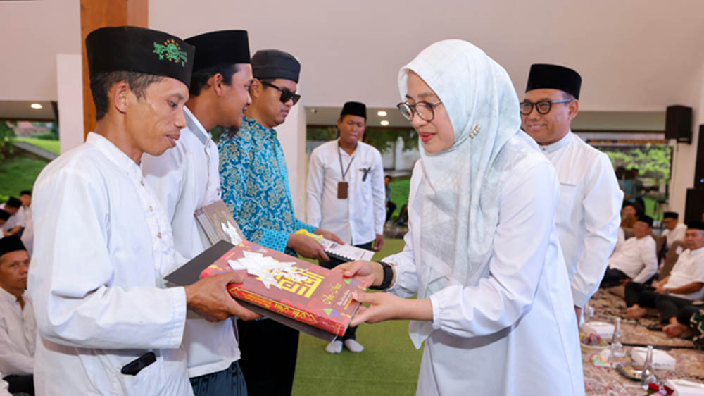 Bupati Ipuk Fiestiandani didampingi Wabup Mujiono menyerahkan Al-Qur&rsquo;an kepada perwakilan masyarakat di Pendapa Sabha Swagata Blambangan, Jumat malam (6/3).