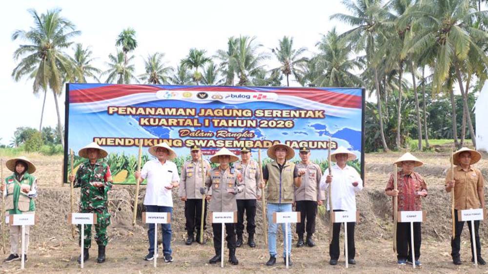 Kapolresta Kombespol Rofiq Ripto Himawan bersama stakeholder menanam jagung kuartal I tahun 2026 di lahan pertanian Jalan Anggrek,  Kelurahan Boyolangu, Kecamatan Giri, Sabtu (7/3).
