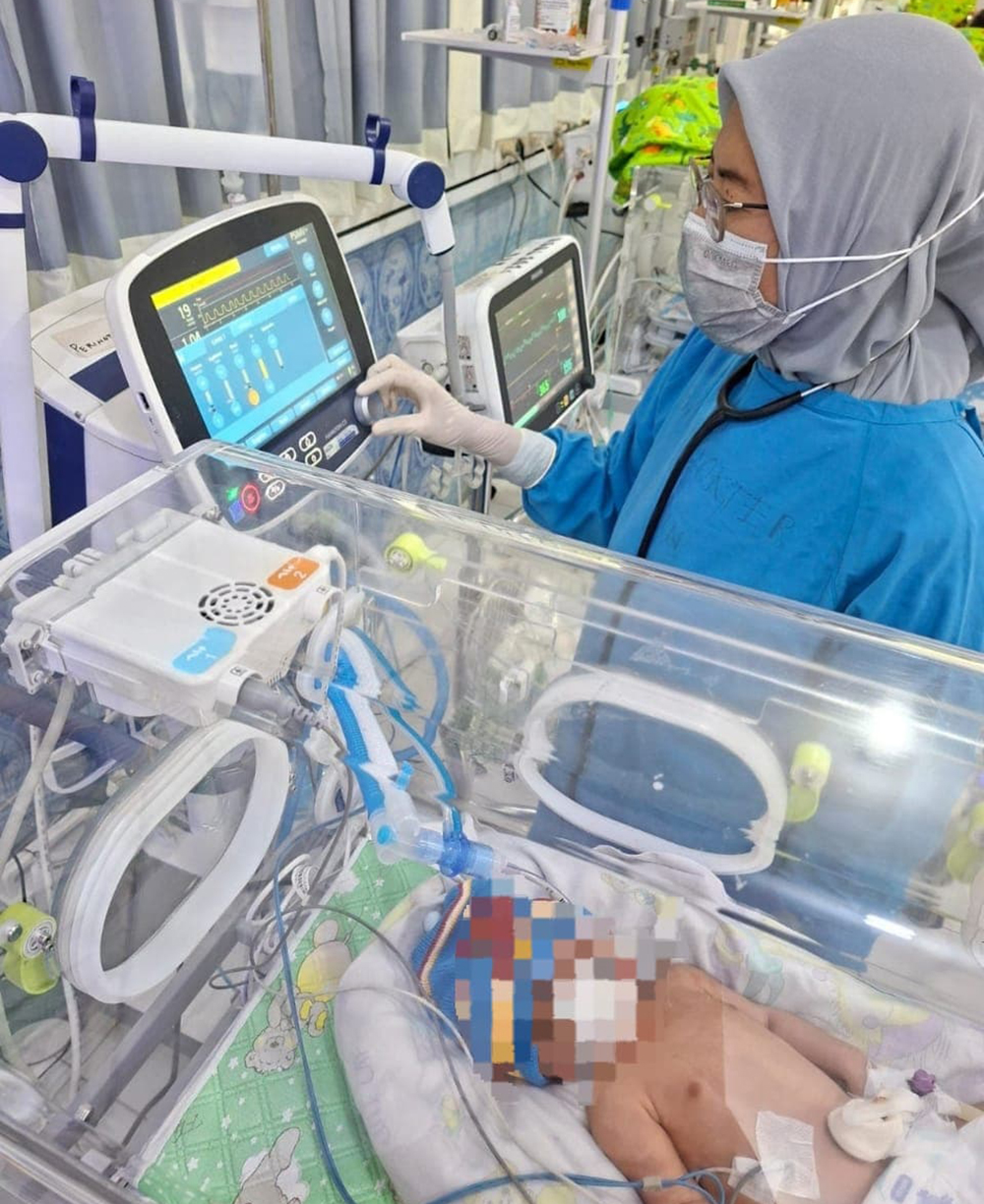 Dokter spesialis anak dr. Kasih Widhi Astuti, Sp.A, M.Biomed menangani perawatan neonatal di ruang NICU RSUD Blambangan.