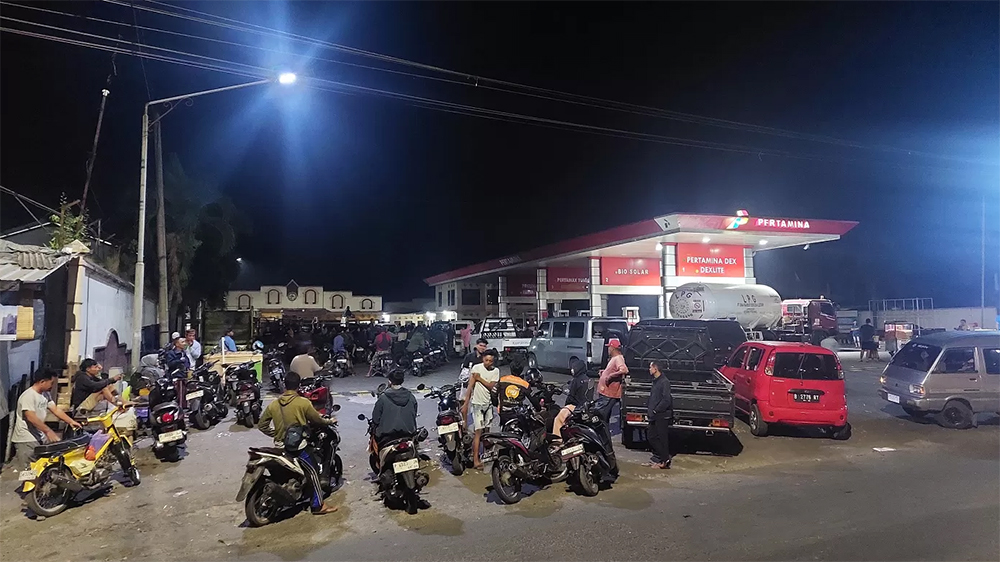 ILUSTRASI pemilik kendaraan roda 2 dan 4 antre di SPBU Pakusari, hingga larut malam.