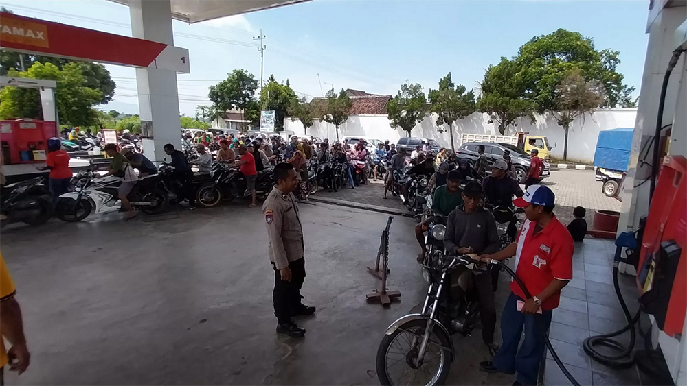 Personel kepolisian bertugas memantau kemungkinan oknum penimbun BBM di salah satu SPBU di Jember.