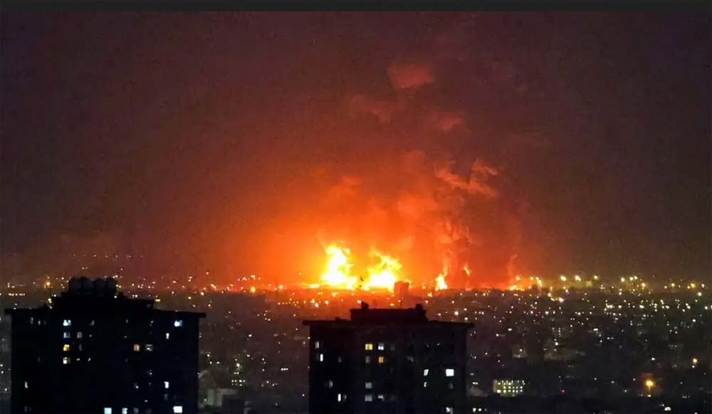 Ledakan dan kobaran api terlihat setelah militer Israel menyerang sejumlah kompleks penyimpanan bahan bakar di Teheran, Iran, Sabtu (7/3).