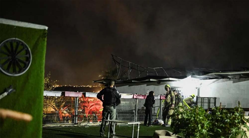 Personel penyelamat bekerja di tempat kejadian menyusul laporan rudal yang diluncurkan dari Iran, di tengah konflik AS-Israel dengan Iran, di Israel tengah, pada 6 Maret 2026.