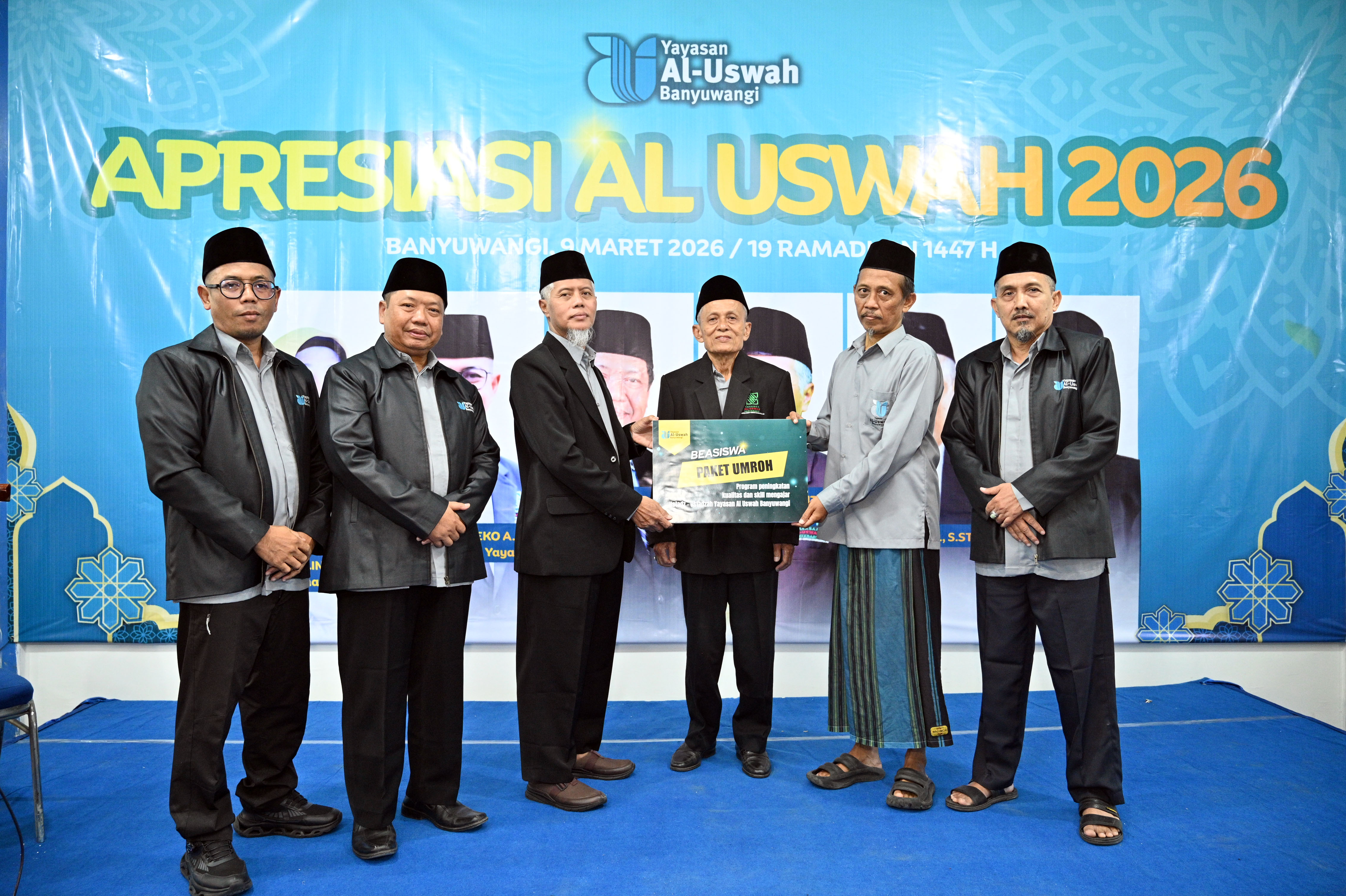 BERKAH RAMADAN: Ketua Pembina Ustad Nasib Surianto  menyerahkan hadiah umrah kepada ustad Miftahul Huda, Kepala Sekolah legendaris didampingi pengurus Yayasan Al Uswah.