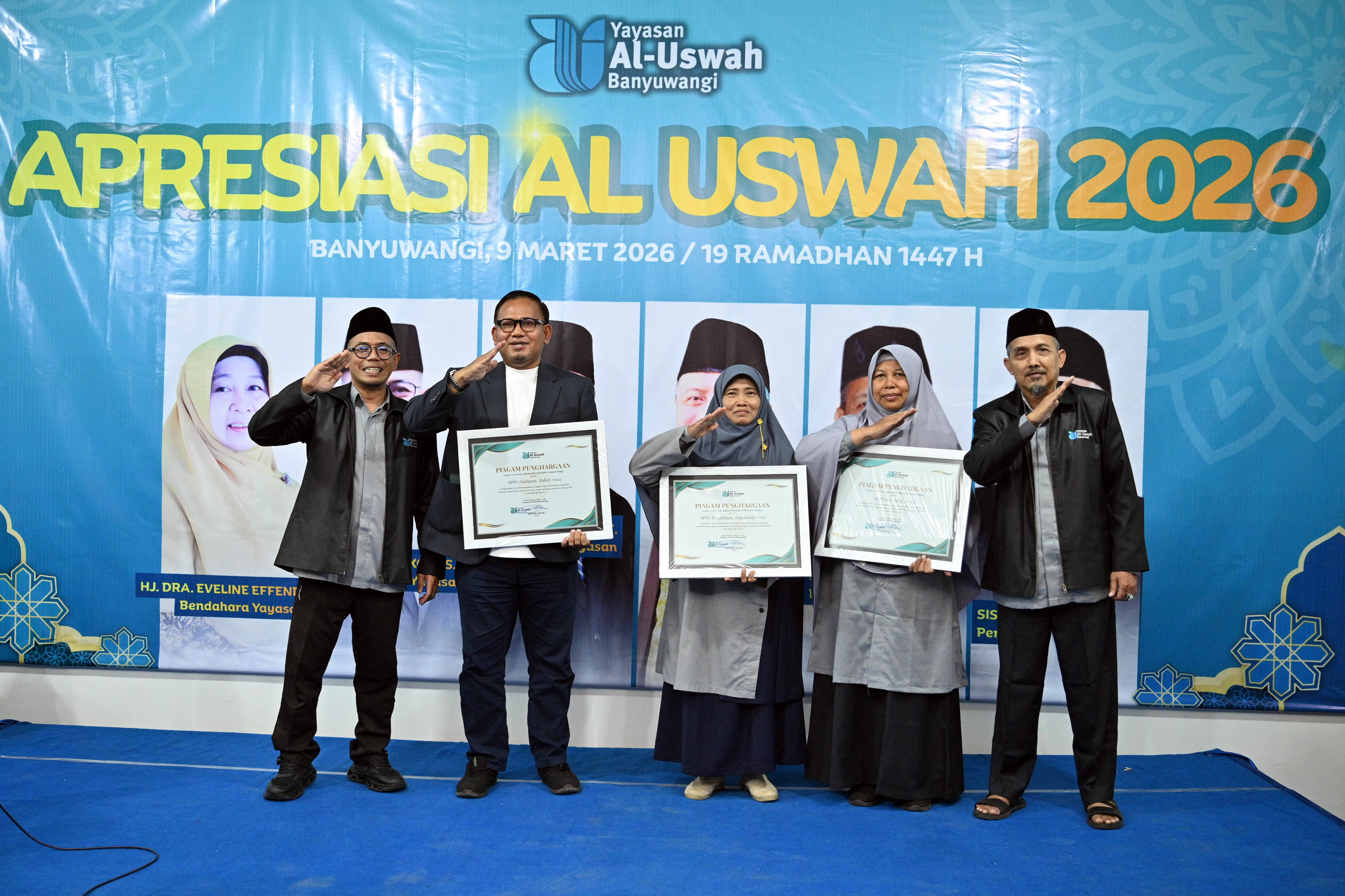 MITRA STRATEGIS: Ketua Yayasan Al Uswah Karyono SPd MT memberikan penghargaan kepada Kepala SPPG dan Mitra Dapur dengan SOP dan pelayanan terbaik.