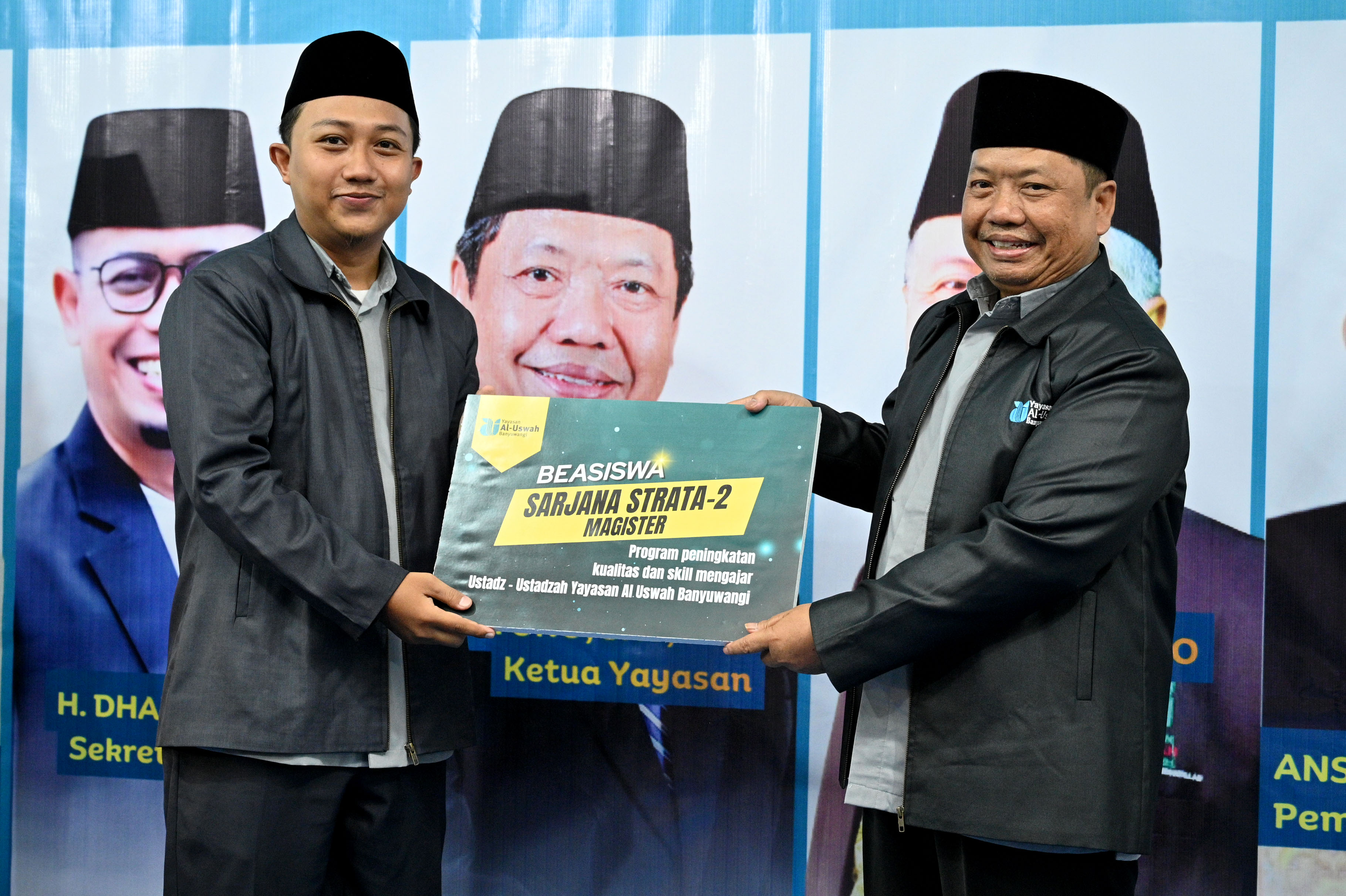 BUAH KERJAKERAS: Ketua Yayasan Karyono SPd MT (kiri) menyerahkan beasiswa S1, S2, dan S3.