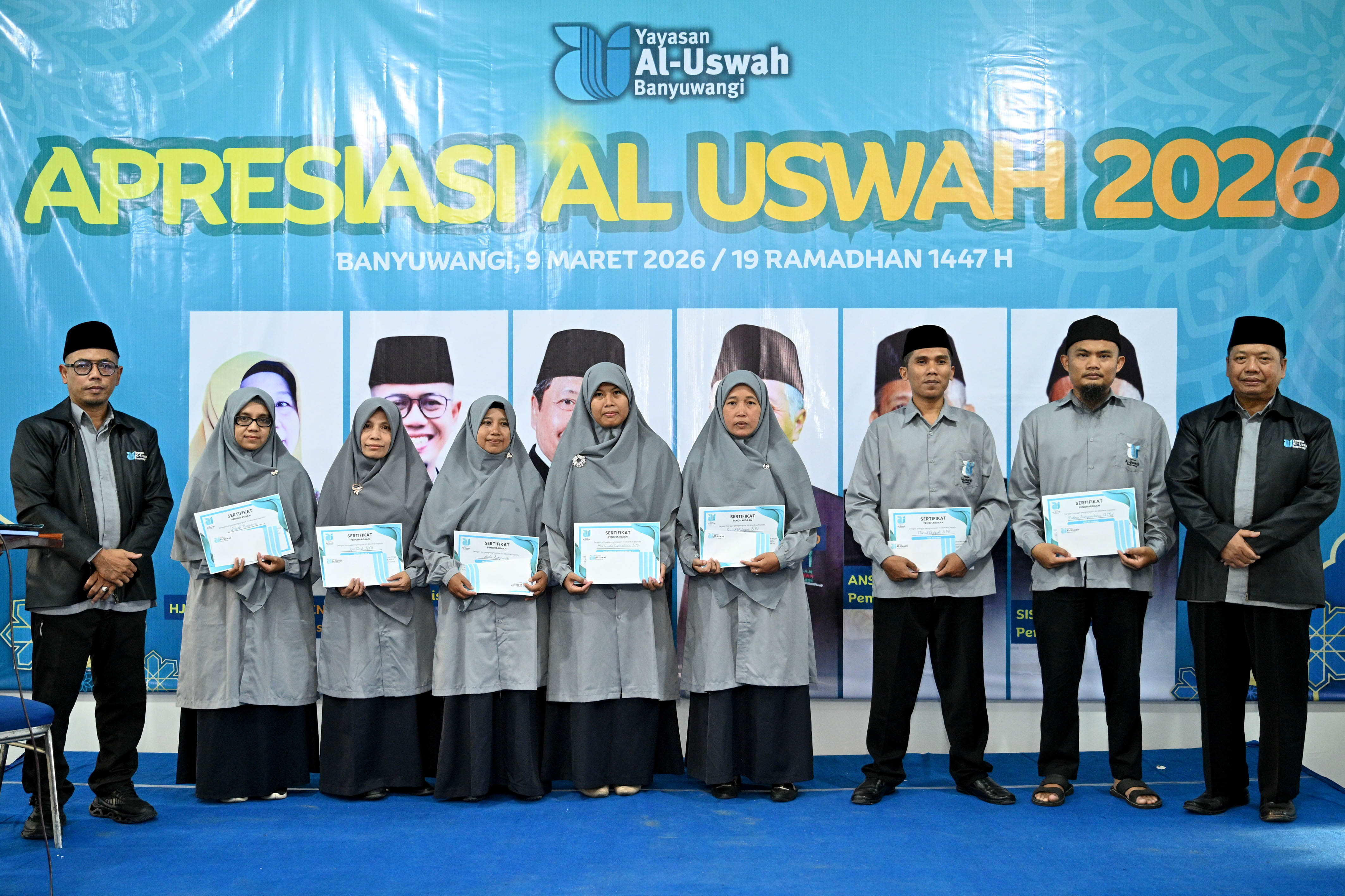 TELADAN: Guru, pegawai TKIT, SDIT, SMPIT, dan MAIT terbaik penerima penghargaan.