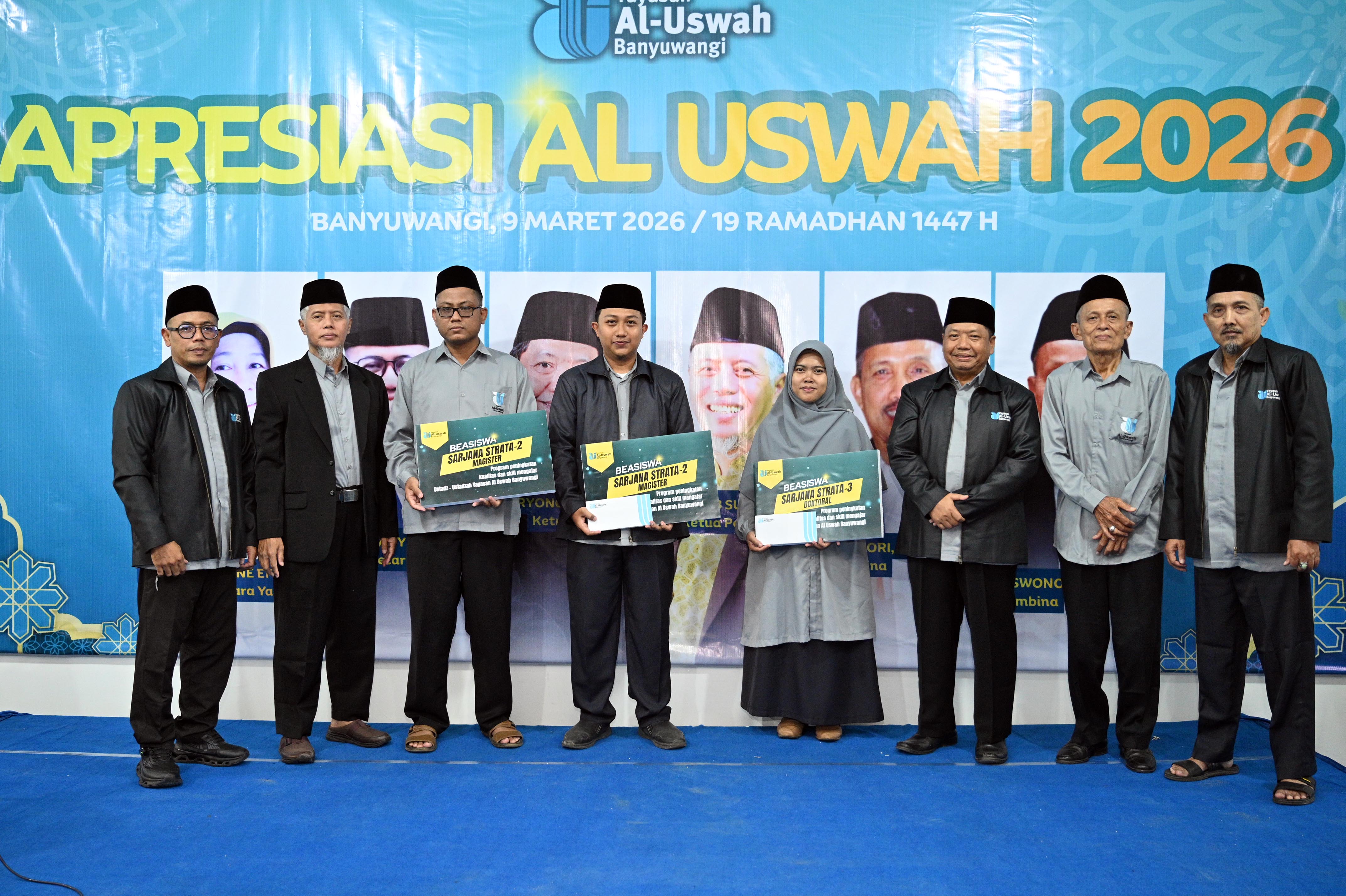 Ketua Yayasan Al Uswah Karyono  (tiga dari kanan) beserta jajaran pengurus mendampingi  Insan Al Uswah yang diganjar S2 dan S3, Utadzah Wilda Yumna, Ustad Muhammad Sugianto dan Mohammad Fahrurozy.