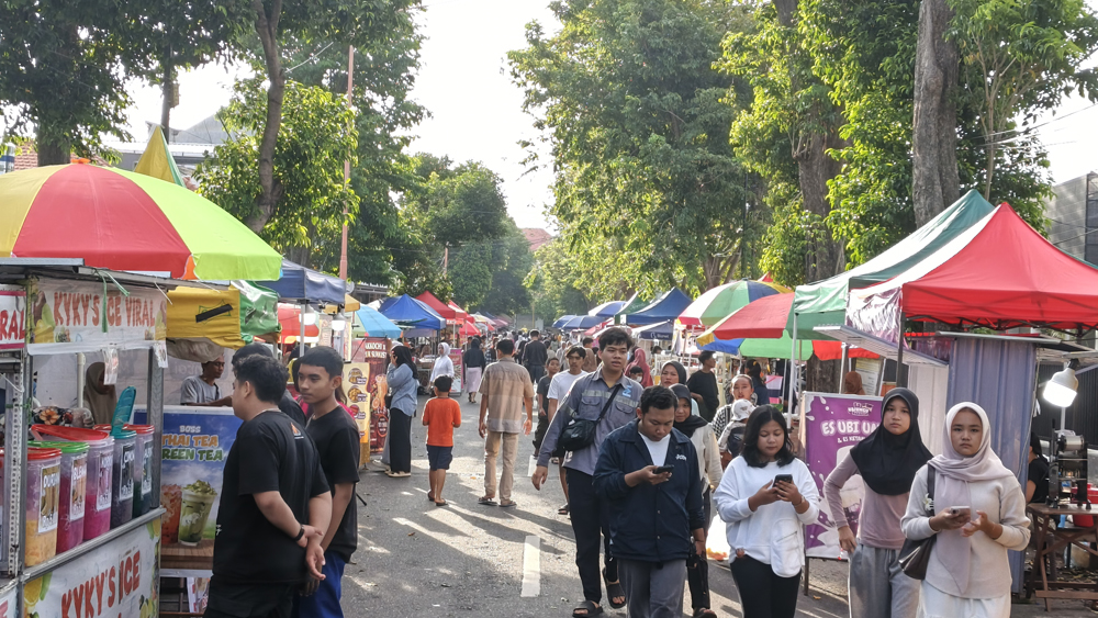 NGRANDU BUKO: Ratusan warga berburu takjil di stan-stan UMKM di sepanjang Jalan Letjen Sutoyo Banyuwangi.