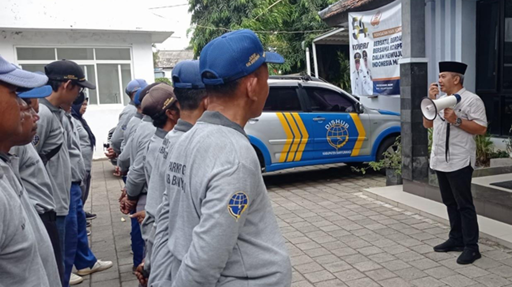 Kadishub Banyuwangi I Komang Sudiratmaja memberikan pembekalan terhadap para jukir di kantor Dishub Banyuwangi, Senin (9/3).