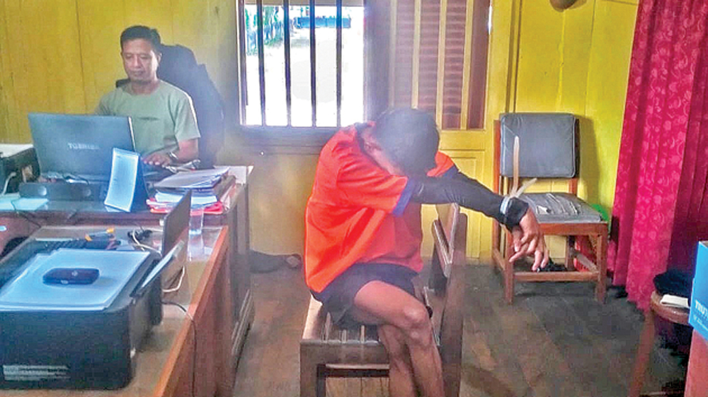Anggota Unit Reskrim Polsek Siliragung memeriksa tersangka pencurian HP di Desa/Kecamatan Siliragung, Senin (9/3).