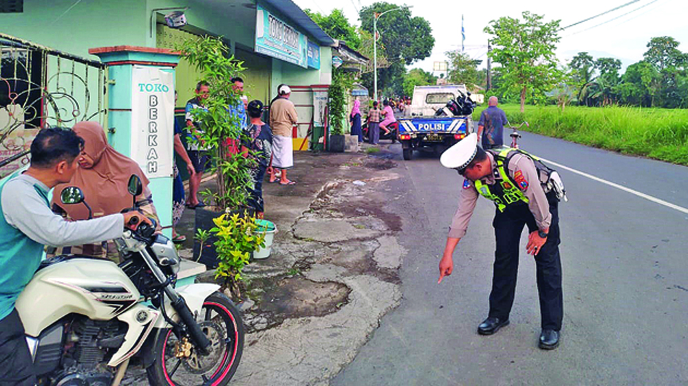 Unit Laka Lantas Polsek Rogojampi melakukan olah TKP di Jalan Raya Blimbingsari, tepatnya di Simpang Tiga Dusun Krasak, Desa Kaotan, Kecamatan Blimbingsari, Selasa (10/3).