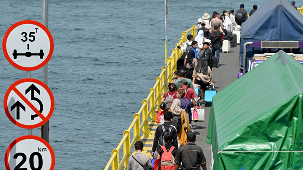 Aktivitas penyeberangan rute Ketapang-Gilimanuk mulai ramai, Senin (9/3). Di Pelabuhan Ketapang, tercatat 16.701 penumpang menyeberang ke Bali.