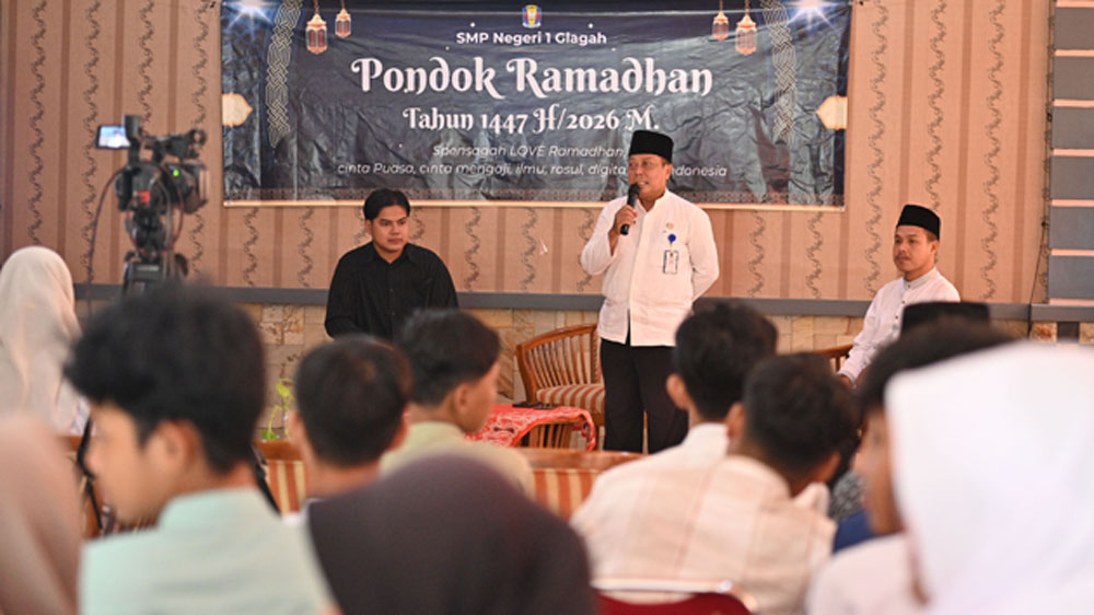 Kepala SMPN 1 Glagah Dardiri menyampaikan arahan kepada para peserta Pondok Ramadan di aula sekolah setempat, Selasa (10/3).