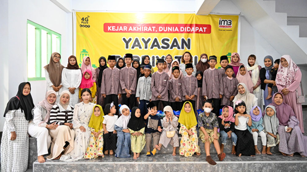 Siswa TK Askara membagikan sembako, alat tulis, dan peralatan ibadah kepada anak yatim dan duafa di Yayasan Tarbiyatul Yatama, Boyolangu, Selasa (10/3).