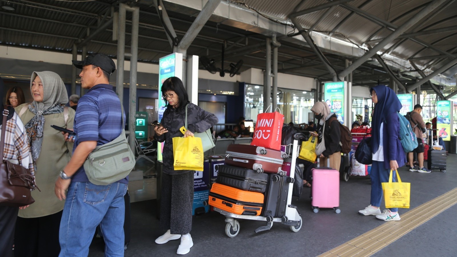 KAI Daop 8 ingatkan aturan bagasi Lebaran 2026.