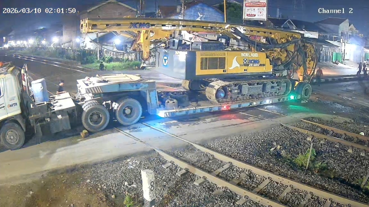 Truk trailer tersangkut di perlintasan Kaligawe Semarang.