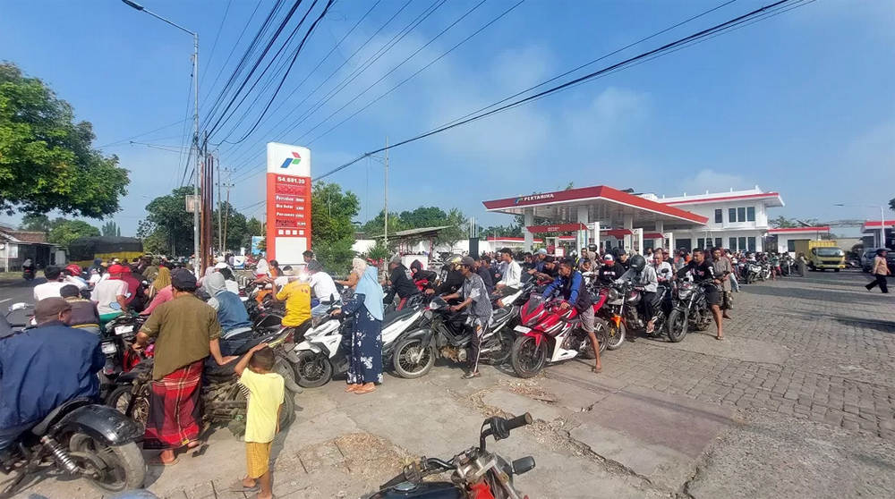 ILUSTRASI pengendara sepeda motor antre di SPBU Jenggawah, Jember.
