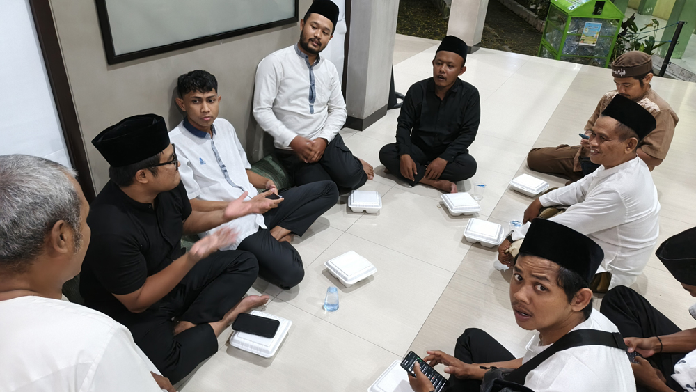Para penyandang disabilitas tunarungu sedang berdiskusi setelah mendengarkan tausiah di Masjid Al-Fauz, kompleks Al-Irsyad Banyuwangi, Kamis (5/3).
